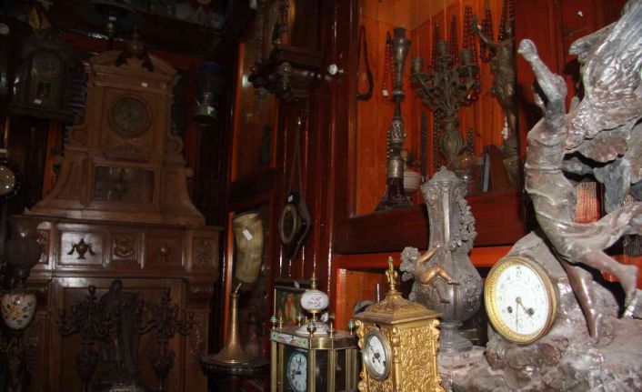 Saray ve köşkleri süsleyen zamanın tanıkları saatler şimdi sergi salonlarında sergileniyor