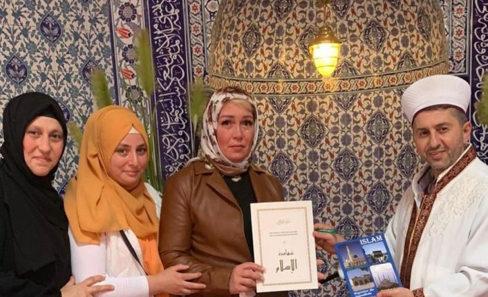 Savaştan kaçarak sığındığı Almanya’da müslüman olan 4 çocuk annesi Ukraynalı kadın "Ayşe" ismini aldı