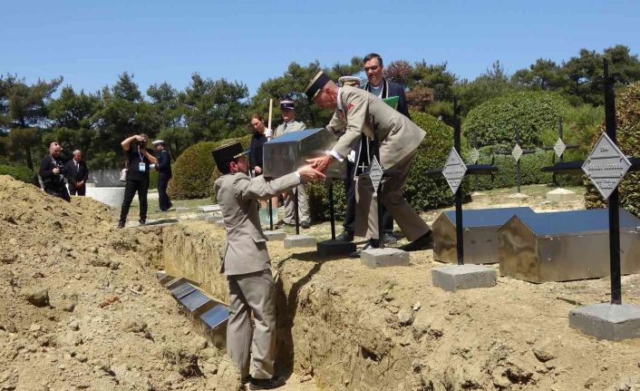 Seddülbahir Kalesi restorasyonunda bulunan Fransız askerlerinin kemikleri törenle defnedildi
