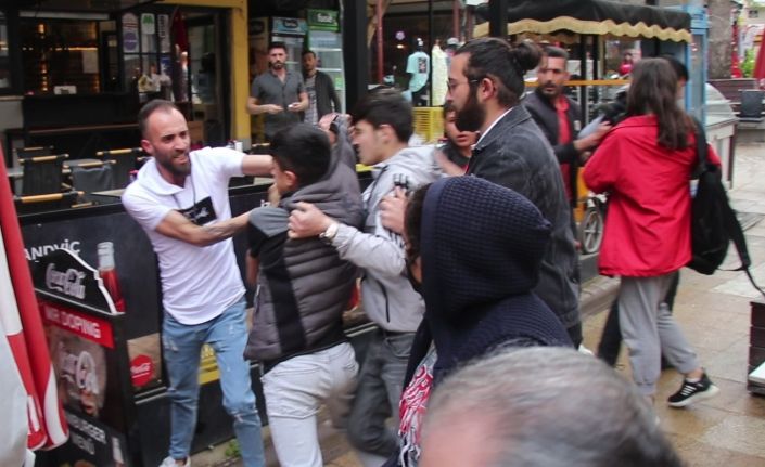 Şehir eşkıyaları önce çocuğu ardından araya giren esnafı tekme tokat dövdü