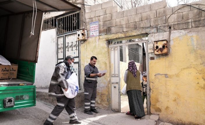 Şehitkamil’de on binlerce aileye gıda yardımı desteği