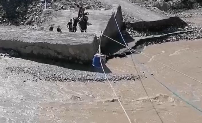Selde köprüleri yıkılın köylüler, çay üzerine çektikleri halatla ihtiyaçlarını gideriyor