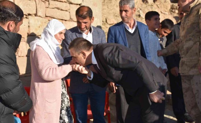 Siirt Valisi Hacıbektaşoğlu, Tütenocak köyünde şehit ailesi ile bir araya geldi