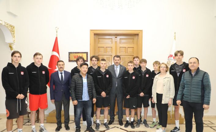 Sivasspor’da idman yapan Ukraynalı sporculardan Vali Ayhan’a ziyaret