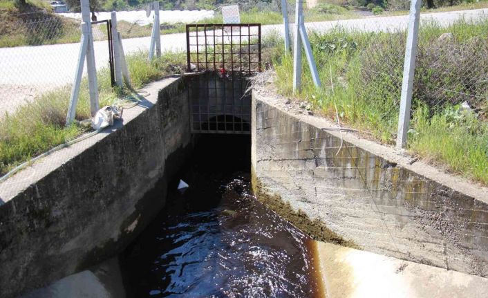 Sulama kanalı simsiyah akmaya başladı