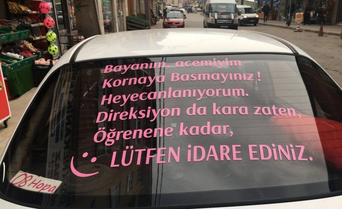 Sürücü adayı eşi için arabasının arkasına yazdığı yazı görenleri güldürüyor