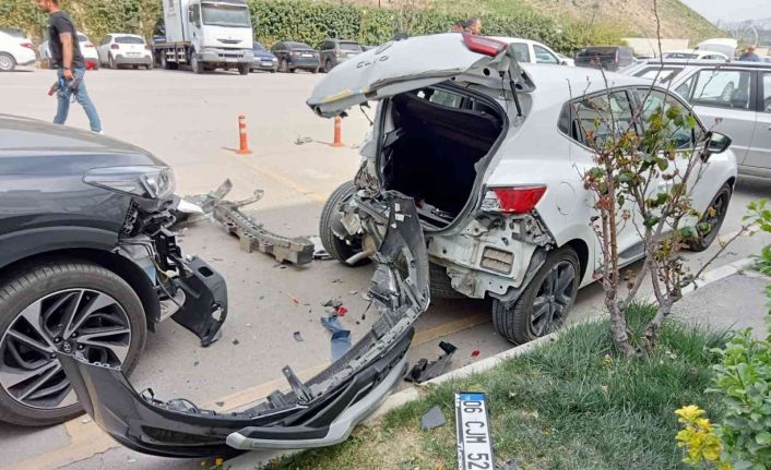 Sürücüsünün baygınlık geçirdiği iddia edilen kargo aracı park halindeki 7 araca çarptı