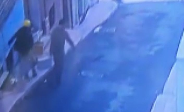 Taksim’de güpegündüz hırsızlık: Akü hırsızları kamerada