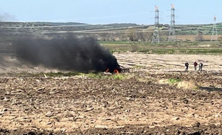 Tarlada yanan traktör kullanılamaz hale geldi