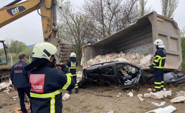 Taş yüklü kamyon çarpıştığı aracın üzerine devrildi: 1 ölü, 2 yaralı