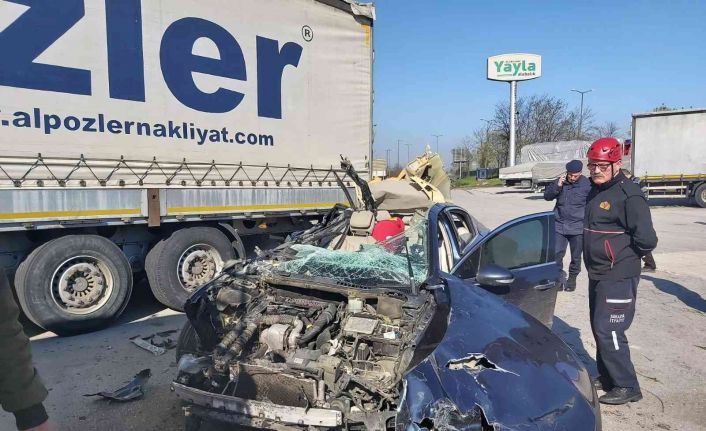 TEM’de feci kaza, dinlenme tesisindeki tıra ok gibi saplandı: 2 yaralı
