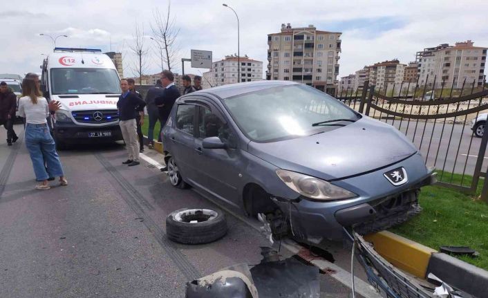 Tırın sıkıştırdığı otomobil orta refüje çıktı: 3’ü çocuk 4 yaralı