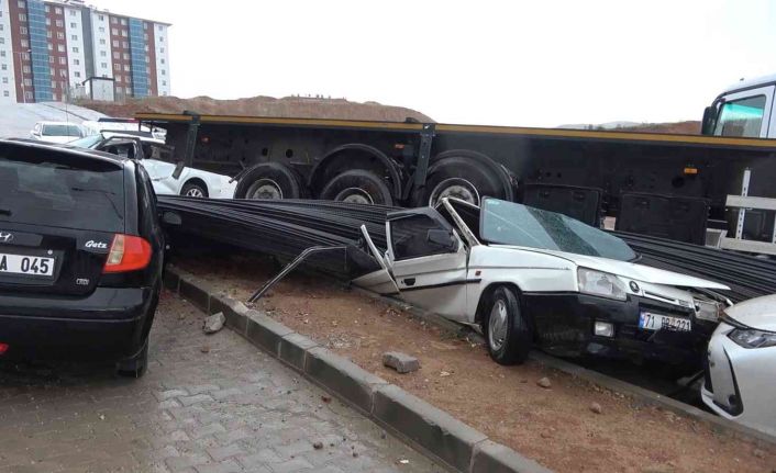 Tonlarca demir yüklü tır 7 araca çarptı, ortalık savaş alanına döndü