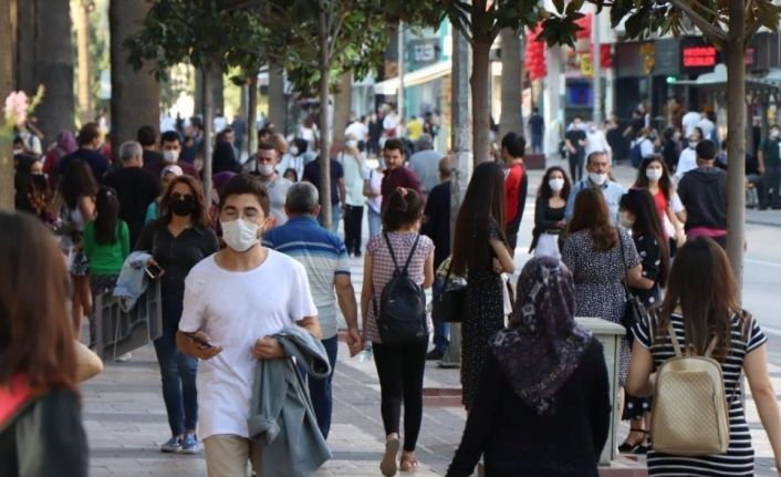 Toplu taşıma araçları ile sağlık kuruluşlarında maske zorunluluğu devam edecek