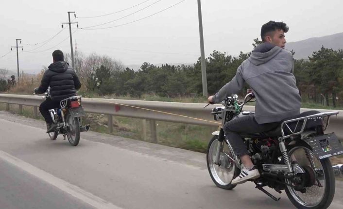 Trafikteki tehlikeli yolculuk görenleri şoke etti: Akan trafikte motosikleti halatla çekti