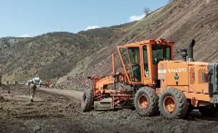 Tunceli-Erzincan kara yolunda heyelan meydana geldi, yol bir süre trafiğe kapandı