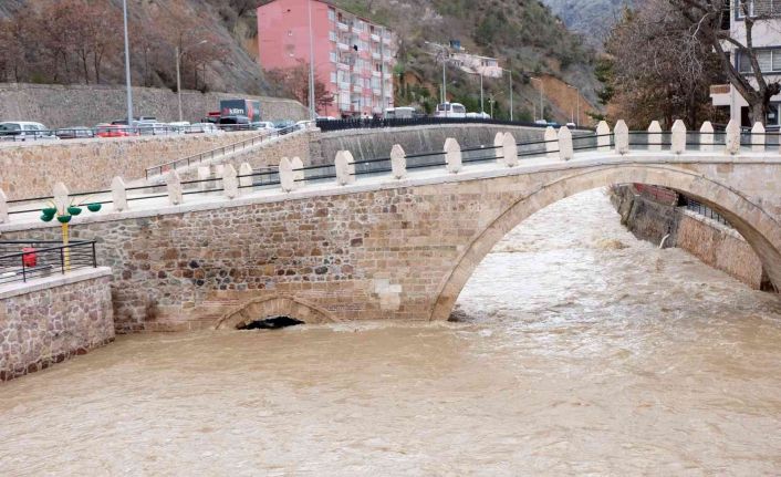 Türkiye’nin en hızlı akan çayında artan su seviyesi korkutuyor