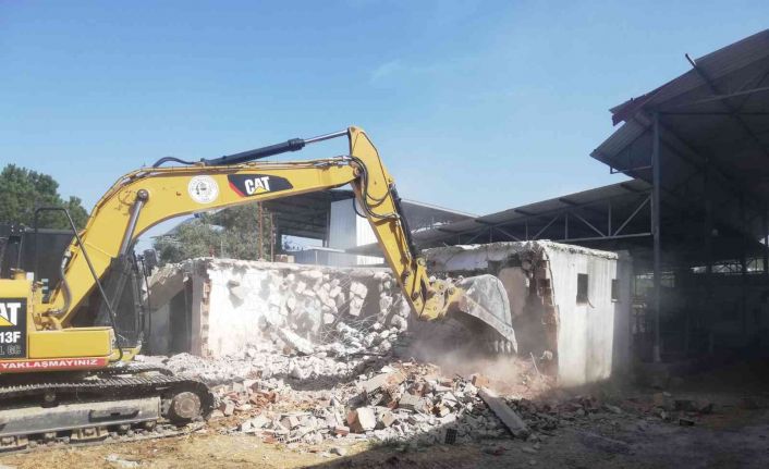 Tuzla Sulak Alanı’na inşaat izni veren Milas Belediyesi kaçak yapılarla mücadele başlattığını açıkladı
