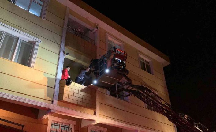 Tuzla’da komşularının kabusu olan kişinin evinde yangın çıktı: Apartman sakinleri dumandan etkilendi