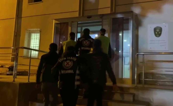 Tuzla’da polis ekiplerinden otopark parası isteyen değnekçiye suçüstü