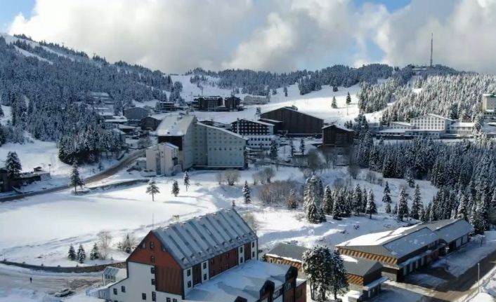 Uludağ’da kar keyfi yaşamak için iglo ve kütük evler misafirlerini bekliyor