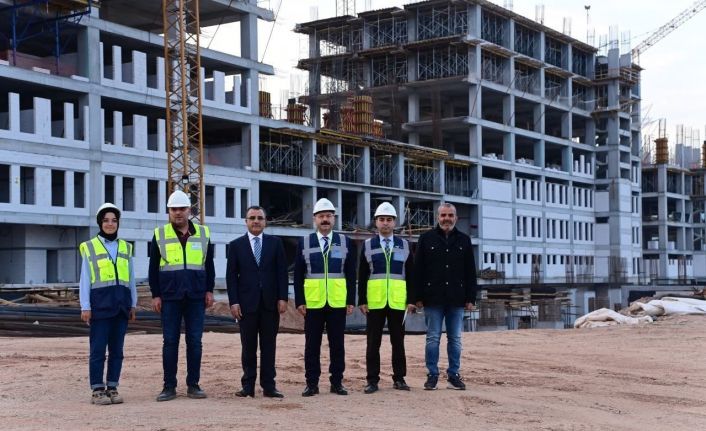 Vali Aksoy Aydın Şehir Hastanesi alanında incelemelerde bulundu