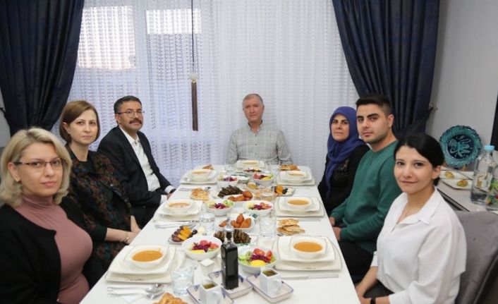 Vali Ali Çelik ile eşi Nezihe Çelik şehit ailesiyle iftar yaptı