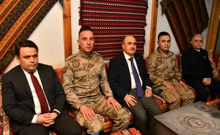 Vali Dağlı, Mehmetçikle iftar yaptı, asker ailesiyle görüntülü görüştü