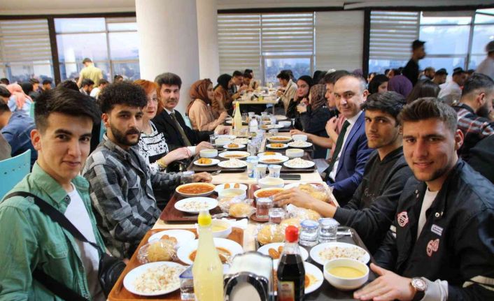 Vali Soytürk ile Rektör Karacoşkun öğrenciler ile birlikte iftar açtı