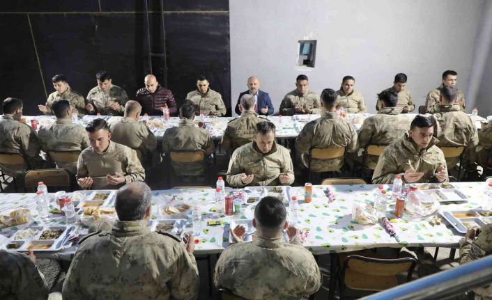 Vali Varol, Ağrı Dağı eteklerinde görev yapan askerlerle iftar yaptı