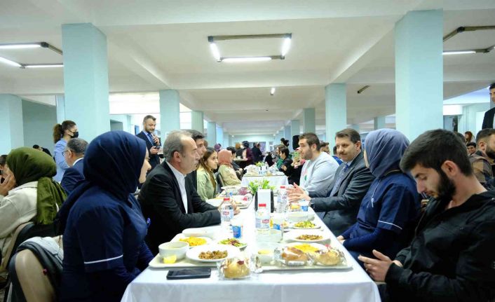 Vali ve rektör orucunu öğrencilerle birlikte açtı