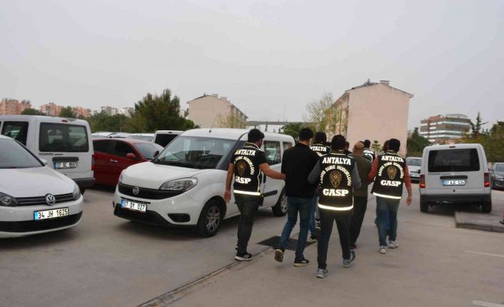 Yabancı uyruklu şahısların aracını "polis" diye durdurup, eşyalarını yağmaladılar