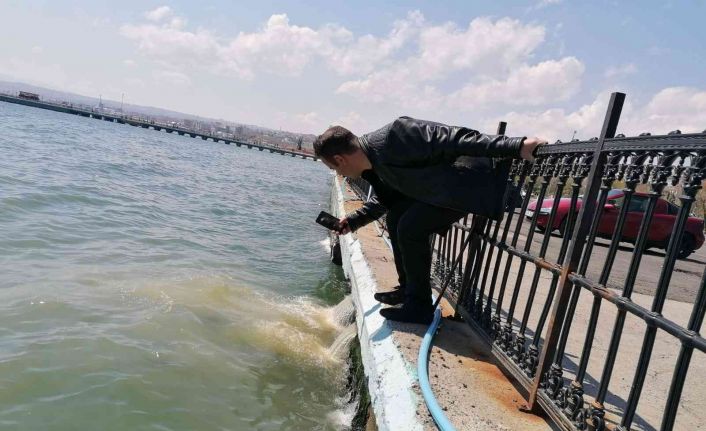 Yağmur suyu hattına kanalizasyon atıklarının karışması sebebiyle denize pislik akıyor