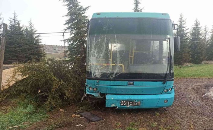 Yağmurda kontrolden çıkan halk otobüsü ağaçlara çarptı: 3’ü çocuk 4 yaralı