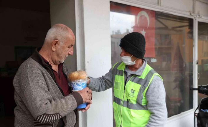 Yaşlı vatandaşlara 2 öğün, 3 çeşit yemek