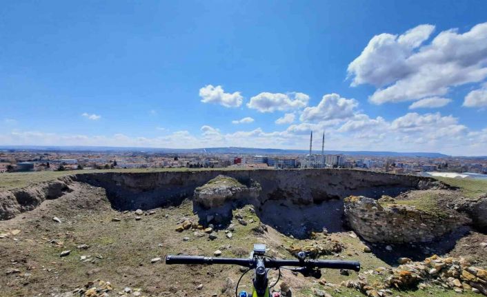 Yeni rotalar keşfeden millî sporcunun son durağı Şarhöyük kazı alanı oldu