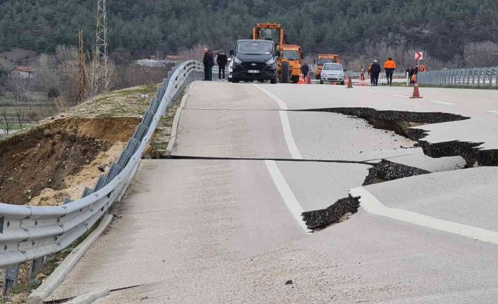 Yoğun sağanak ve kar suları heyelana sebep oldu: Karabük-Kastamonu karayolu çöktü