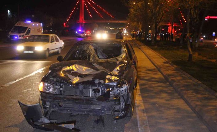 Yolun karşısına geçmek isteyen 2 genç otomobilin çarpması sonucu hayatını kaybetti