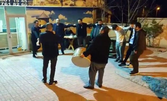 Yozgat’ta davul ve zurna eşliğinde sahur halayı