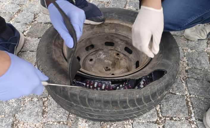 Zehir tacirlerinin araç yedek lastiğe saklanmış bin 386 hap ele geçirildi