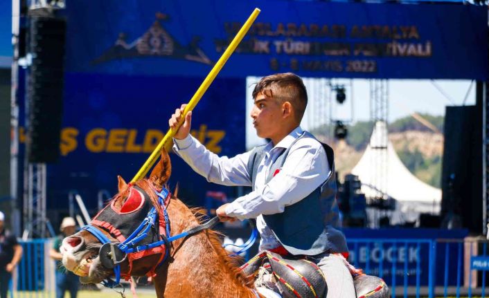 11 kişilik cirit takımının 12 yaşındaki üyesi cesareti ve yeteneğiyle örnek oluyor