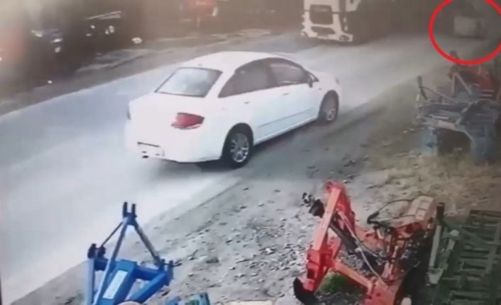 12 tonluk metal rulo yola düştü, araçlar ezilmekten son anda kurtuldu