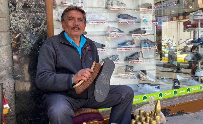 12 yaşında başladığı ayakkabı boyacılığı ile 15 çocuk büyüttü