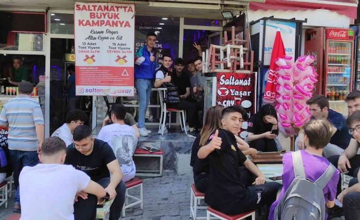 15 tost yiyenden para almıyor, üstüne çeyrek altın veriyor