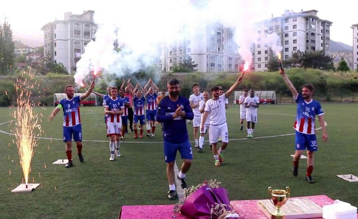 17 sene formasını terlettiği takıma jübile maçı ile veda etti