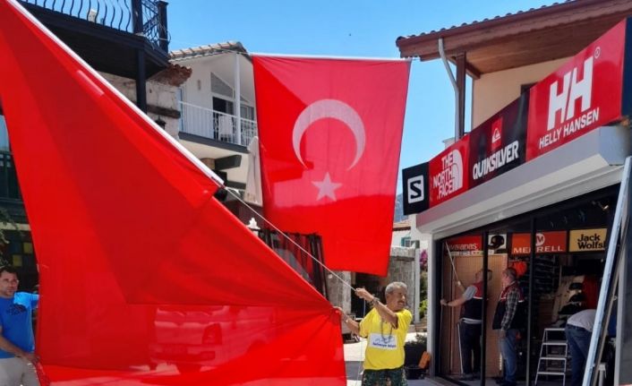 23 Nisan’da mahalleyi bayraklarla donatmıştı, 19 Mayıs için de hazırlık yaptı