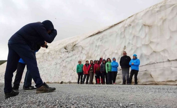 9 ilden Muş’a gelen fotoğraf sanatçıları mayıs ayında metrelerce karı fotoğrafladı