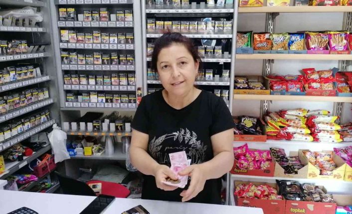 Acemi tırnakçılar sert kayaya çarptı, 200 TL bırakıp marketi terk ettiler