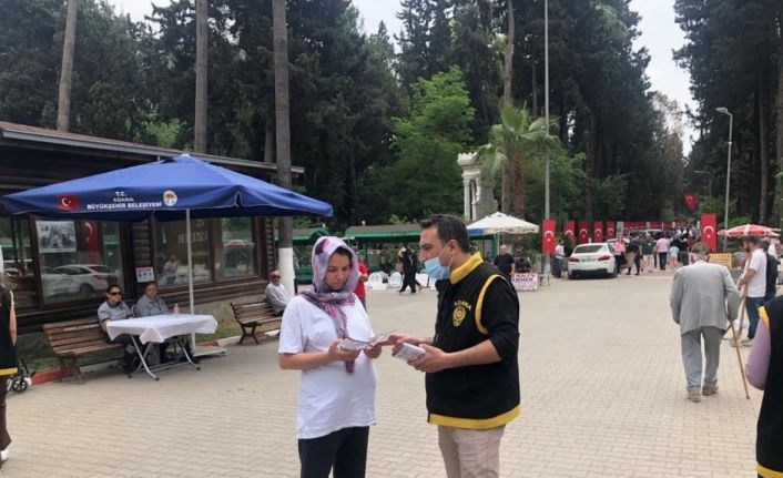 Adana polisinden mezarlıkta, AVM’de, sokakta, yurtta KADES bilgilendirmesi