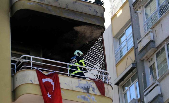 Adana’da dairenin kullanılamaz hale geldiği yangında Türk bayrakları zarar görmedi